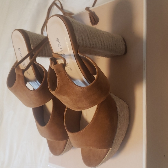 Shoedazzle Platform Heels - Picture 2 of 5